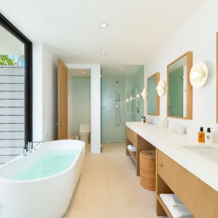 6.1 villa bristol breeze bathroom 3