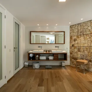 6.1 wine note bathroom 1