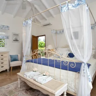6.2 dream in blue bedroom 4