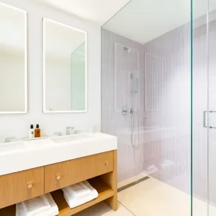 6.2 villa bristol breeze bathroom 3