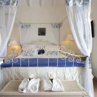 6.4 dream in blue bedroom 4