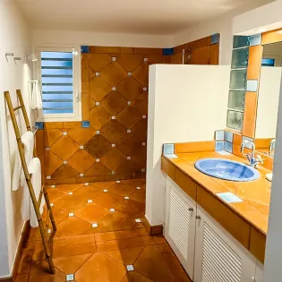 7.1 la desirade bathroom 2