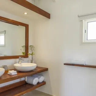 7.1 la roche dans i eau bathroom 2
