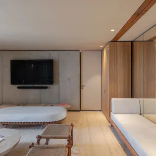 7.1 manoir voltaire tv room