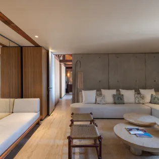 7.2 manoir voltaire tv room