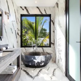 7.2 reve noir bathroom 4