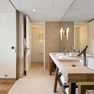 7.3 goldeneye bathroom 2