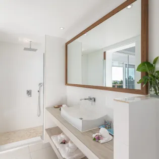 8.1 blue diamond bathroom 2