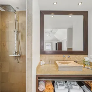 8.1 l enclos bathroom 2