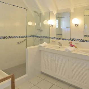 8.1 les sables d or val andre bathroom 2