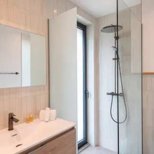 8.1 nanou bathroom 2