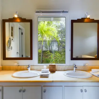 8.1 vie en rose bathroom 2