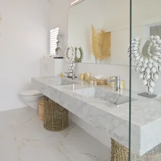 9.1 coeur de pirate guest bathroom 1