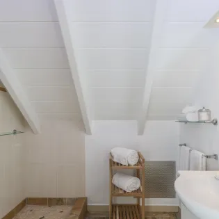 9.1 la roche dans i eau bathroom 3