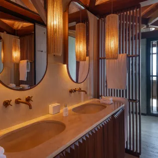 9.1 manoir voltaire bathroom 1