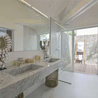 9.4 coeur de pirate guest bathroom 1