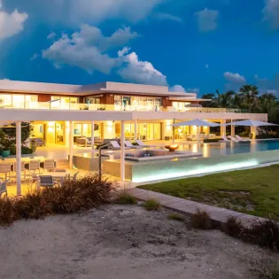 9.4 sol e mare night view