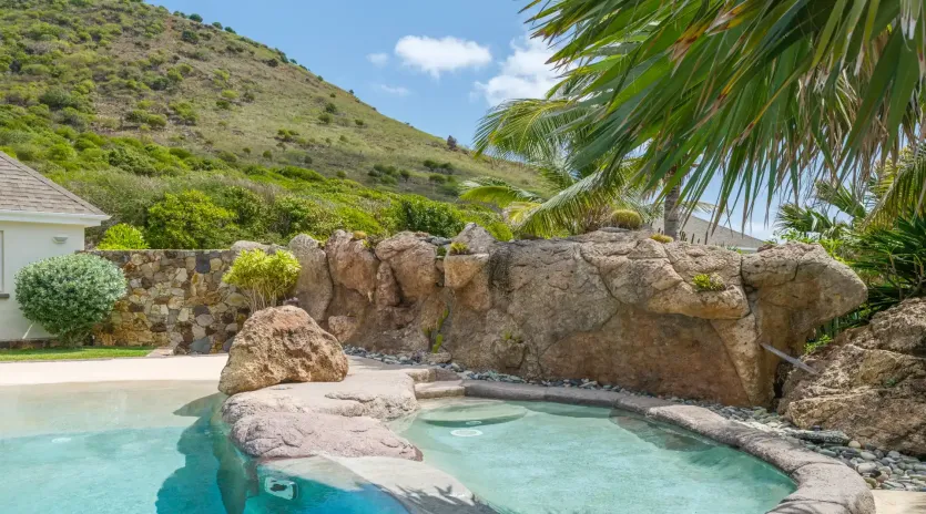 1.3 la roche dans i eau exterior 1