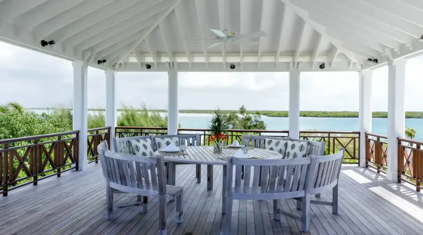 1.4 the catch exterior