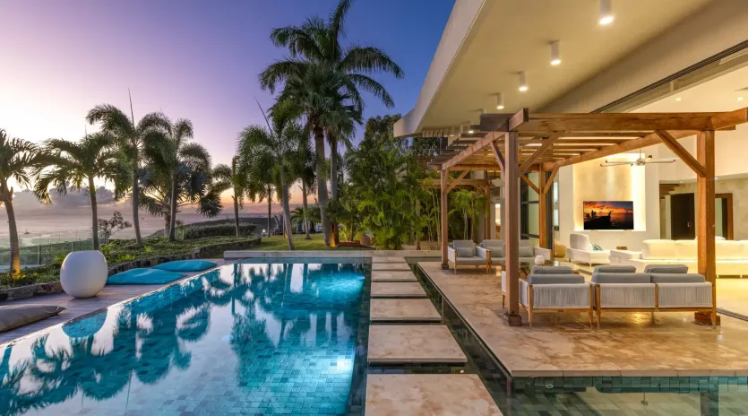 10.2 emeraude night view