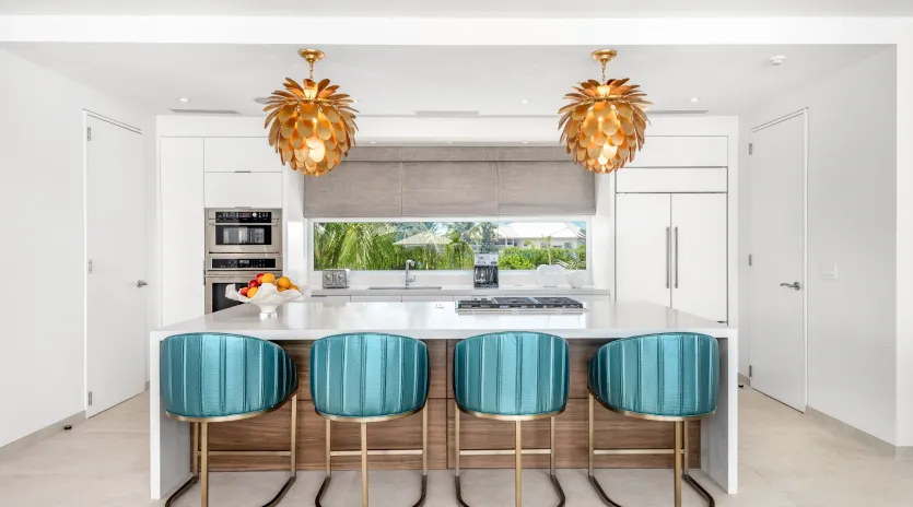 2.6 b.e grace bay ocean view 6bd kitchen living