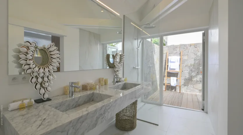 9.4 coeur de pirate guest bathroom 1