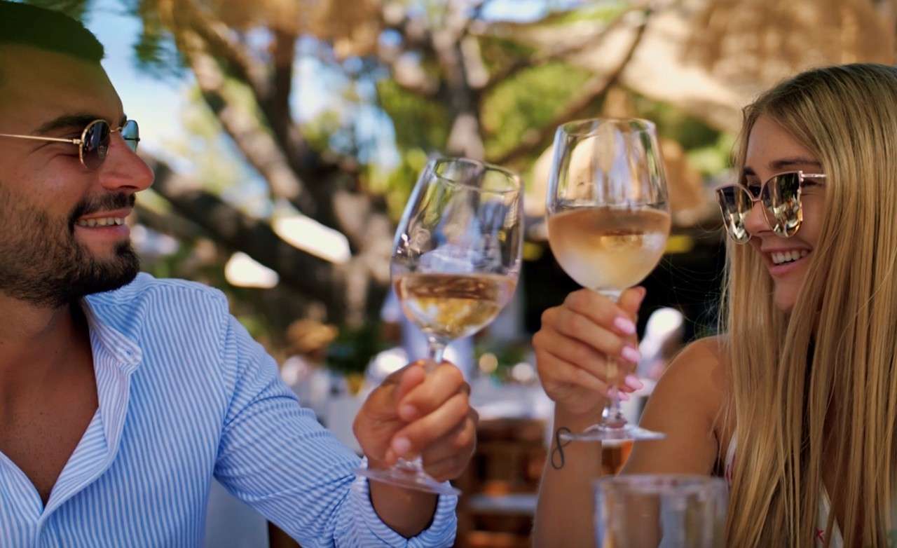 nikkibeach couple dining