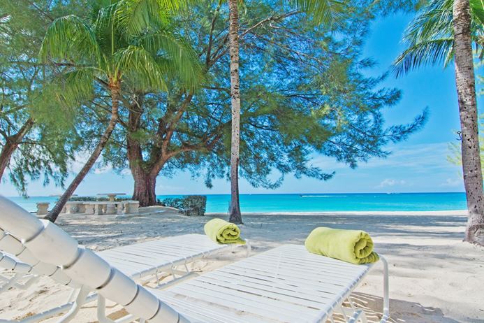 Beachfront villa in Grand Cayman with ocean views and close acess to food and shopping.