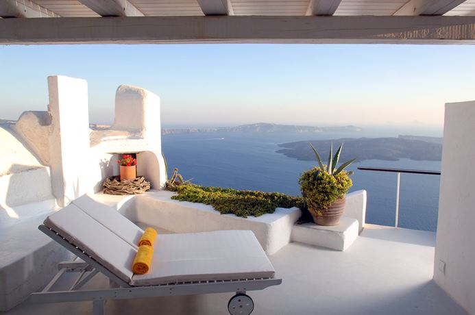 One bedroom villa on Santorini with stunning views of the sea.