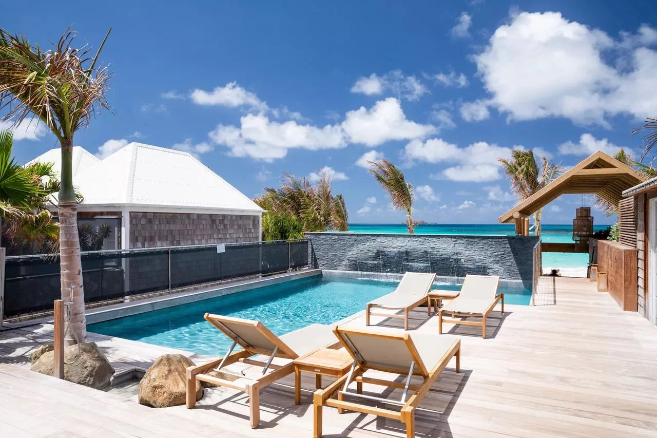 Relax at the swimming pool © Pearl Beach, St Barth