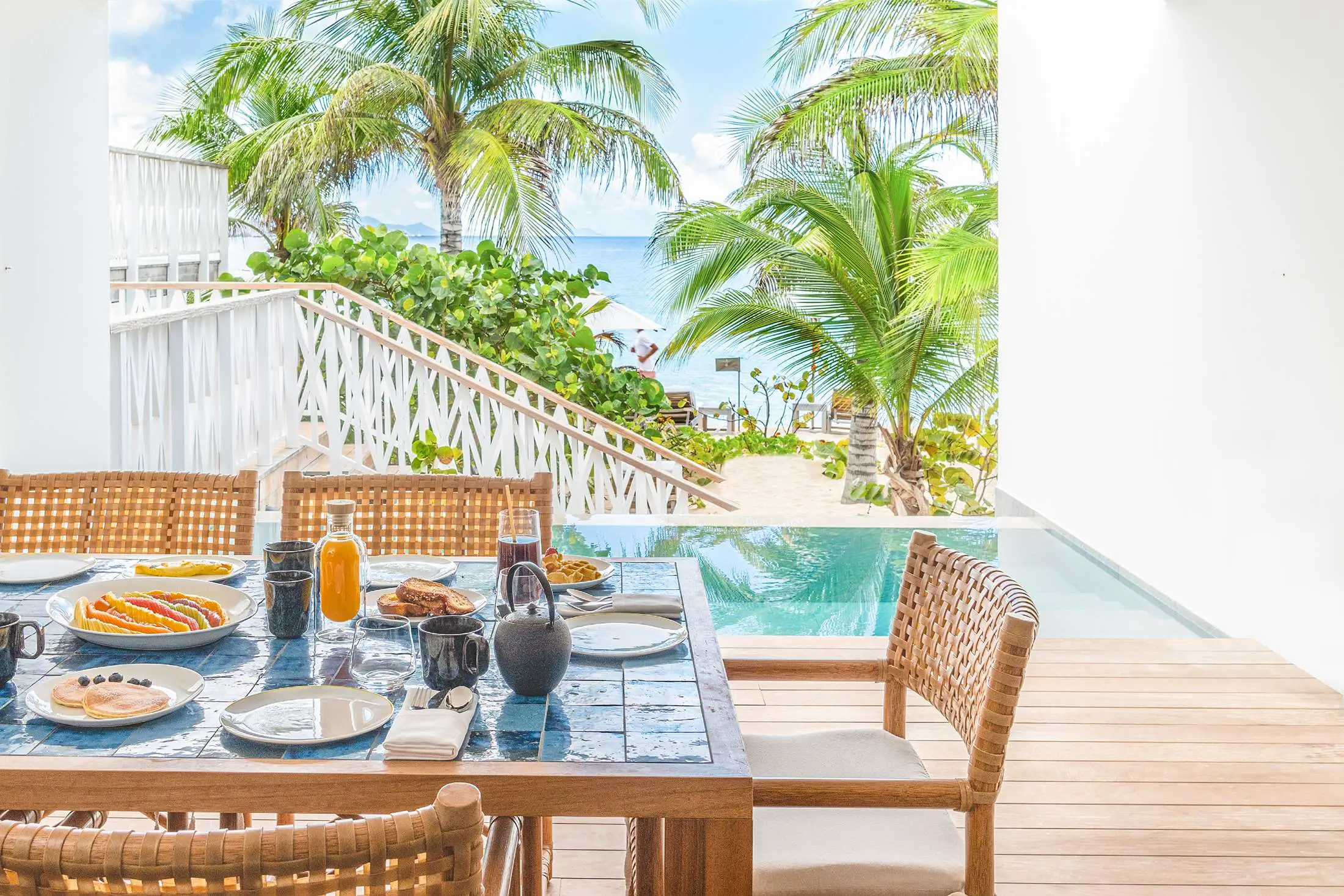 Villa de France Dining and Pool © Cheval Blanc